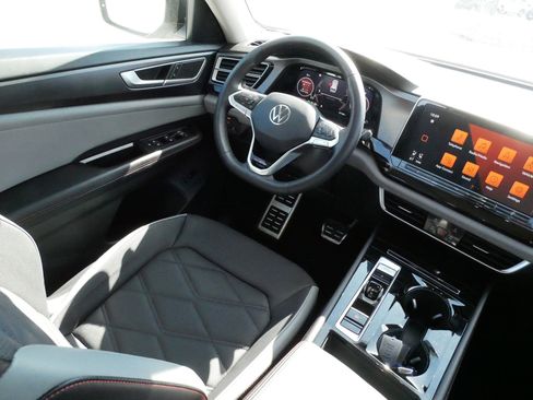Used 2024 Volkswagen Atlas Peak Edition SE AWD/4WD image 9