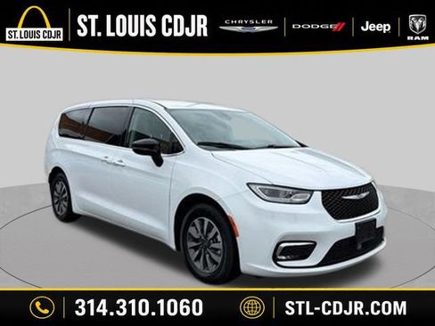 Used 2024 Chrysler Pacifica Limited FWD image 1