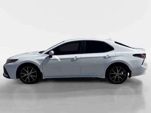 Used 2022 Toyota Camry SE image 2