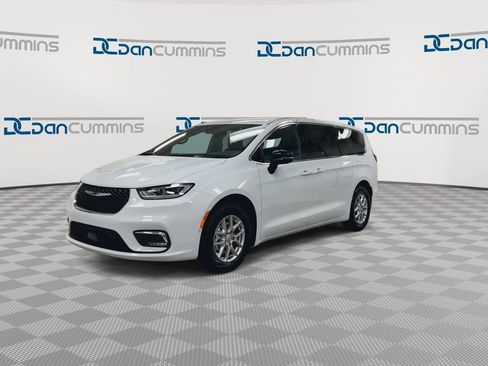 New 2026 Chrysler Pacifica Select image 4