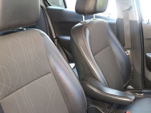 Used 2019 Chevrolet Trax LT w/ LT Convenience Package FWD image 11