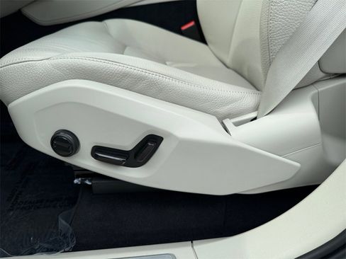 Used 2025 Volvo XC90 T8 Plus w/ Protection Package Premier image 11