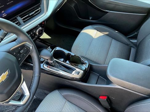 Used 2025 Chevrolet Trax LT w/ Sunroof Package FWD image 9