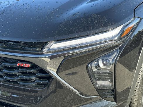 Used 2025 Chevrolet Trax RS w/ Sunroof Package image 11
