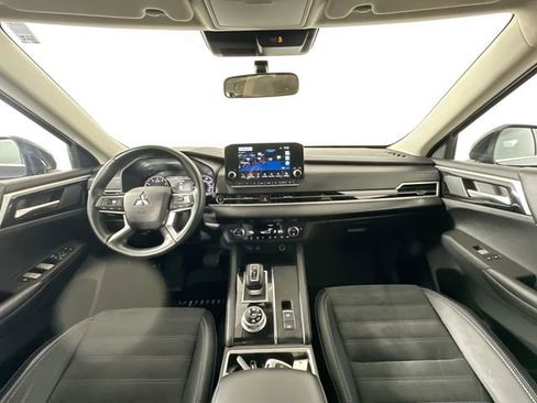 Used 2023 Mitsubishi Outlander SE image 3