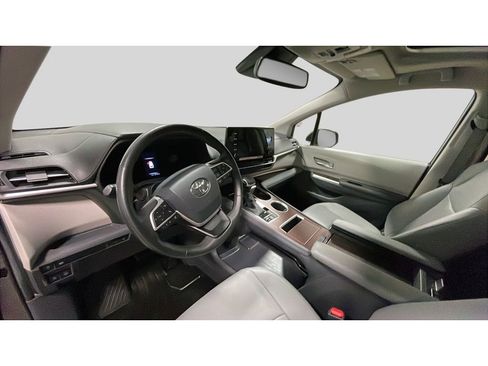 Used 2024 Toyota Sienna XLE image 9
