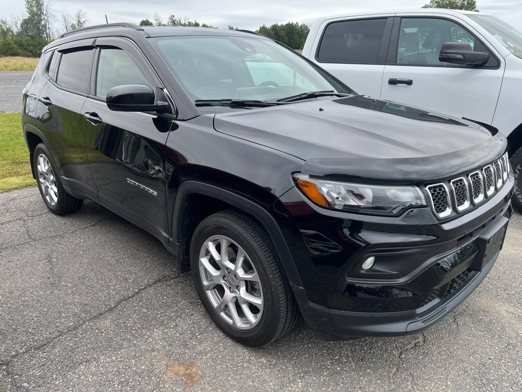 Used 2023 Jeep Compass Latitude AWD/4WD image 2