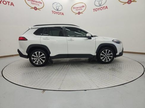 Used 2023 Toyota Corolla Cross XLE w/ Convenience Package FWD image 3