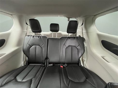 Used 2024 Chrysler Pacifica Touring-L image 33