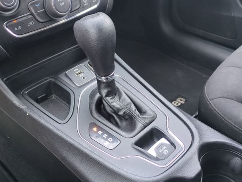 Used 2019 Jeep Cherokee Latitude w/ Popular Appearance Group FWD image 30