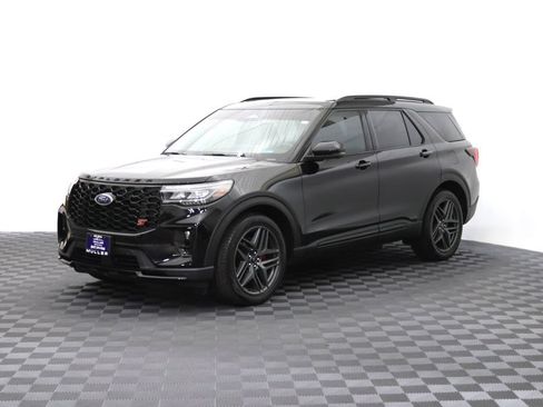 Used 2025 Ford Explorer ST AWD/4WD image 5