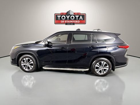 Used 2022 Toyota Highlander XLE AWD/4WD image 4