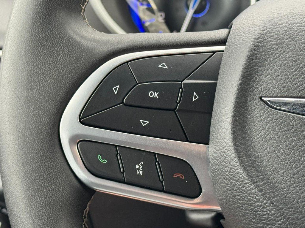 Used 2025 Chrysler Pacifica Select FWD image 21