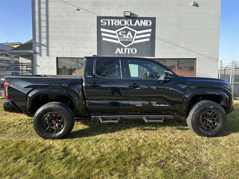 Used 2025 Toyota Tacoma SR5 image 5