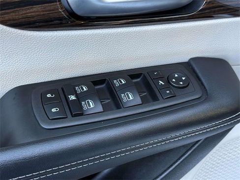 Used 2023 Chrysler Pacifica Limited image 9