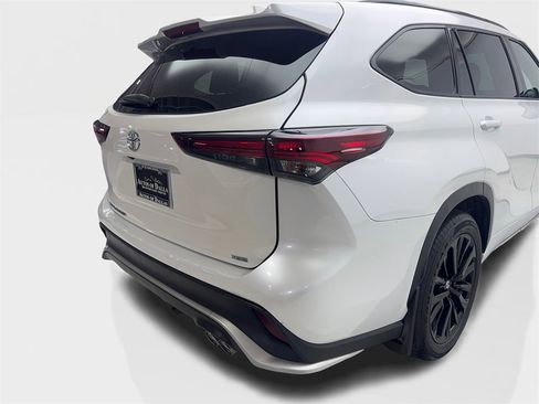 Used 2024 Toyota Highlander FWD image 18