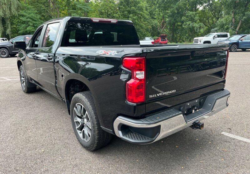 Used 2023 Chevrolet Silverado 1500 LT AWD/4WD image 3