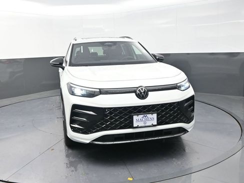 New 2026 Volkswagen Tiguan SE R-Line image 2