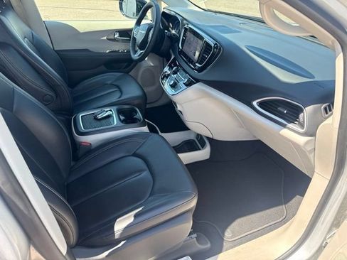 Certified 2024 Chrysler Pacifica Touring-L FWD image 35
