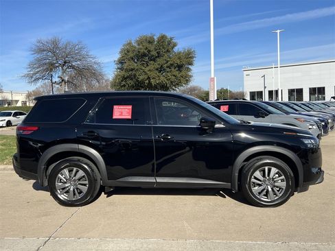 Certified 2025 Nissan Pathfinder S image 3