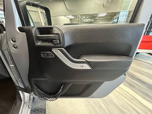 Used 2013 Jeep Wrangler Unlimited Sahara w/ Connectivity Group AWD/4WD image 32