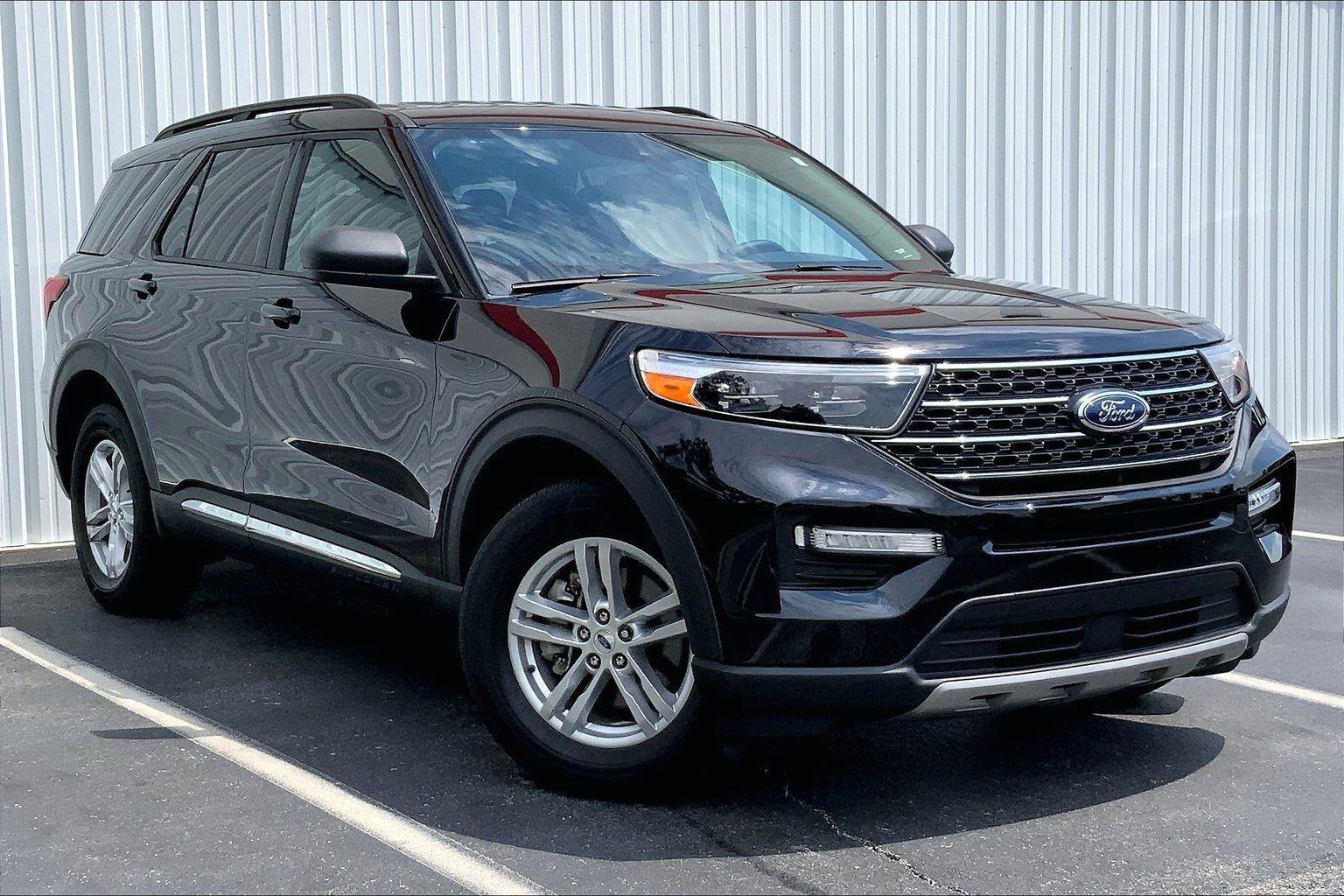 Used 2024 Ford Explorer XLT w/ Equipment Group 202A AWD/4WD image 2
