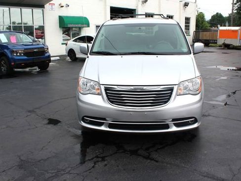 Used 2012 Chrysler Town & Country Touring image 20
