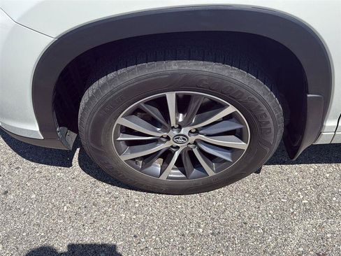 Used 2018 Toyota Highlander XLE AWD/4WD image 19