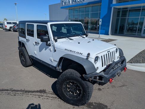 Used 2016 Jeep Wrangler Unlimited Rubicon w/ Connectivity Group AWD/4WD image 4