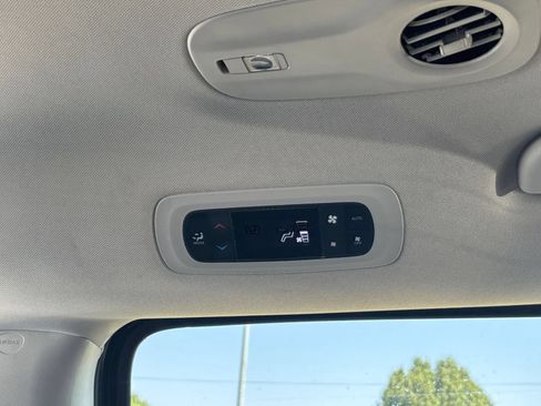 Used 2023 Chrysler Pacifica Touring-L FWD image 23