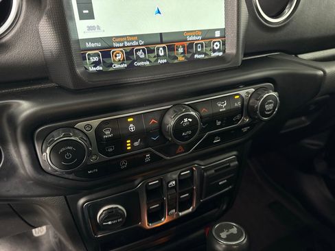 Used 2022 Jeep Wrangler Unlimited Sahara w/ Dual Top Group AWD/4WD image 19