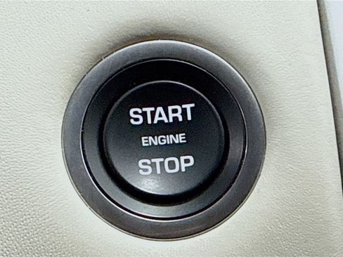 Used 2024 Land Rover Discovery Metropolitan Edition image 37