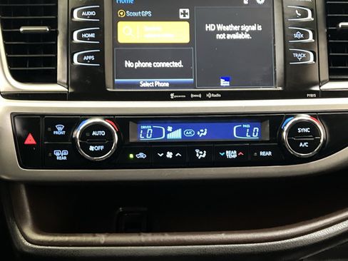Used 2019 Toyota Highlander Plus AWD/4WD image 20