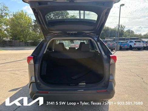 Used 2020 Toyota RAV4 XLE w/ Convenience Package FWD image 9