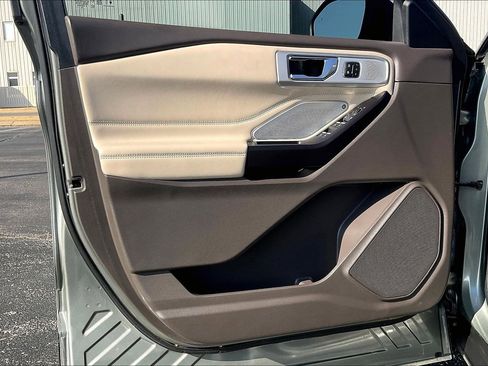 Used 2020 Ford Explorer Platinum w/ Premium Technology Package image 19