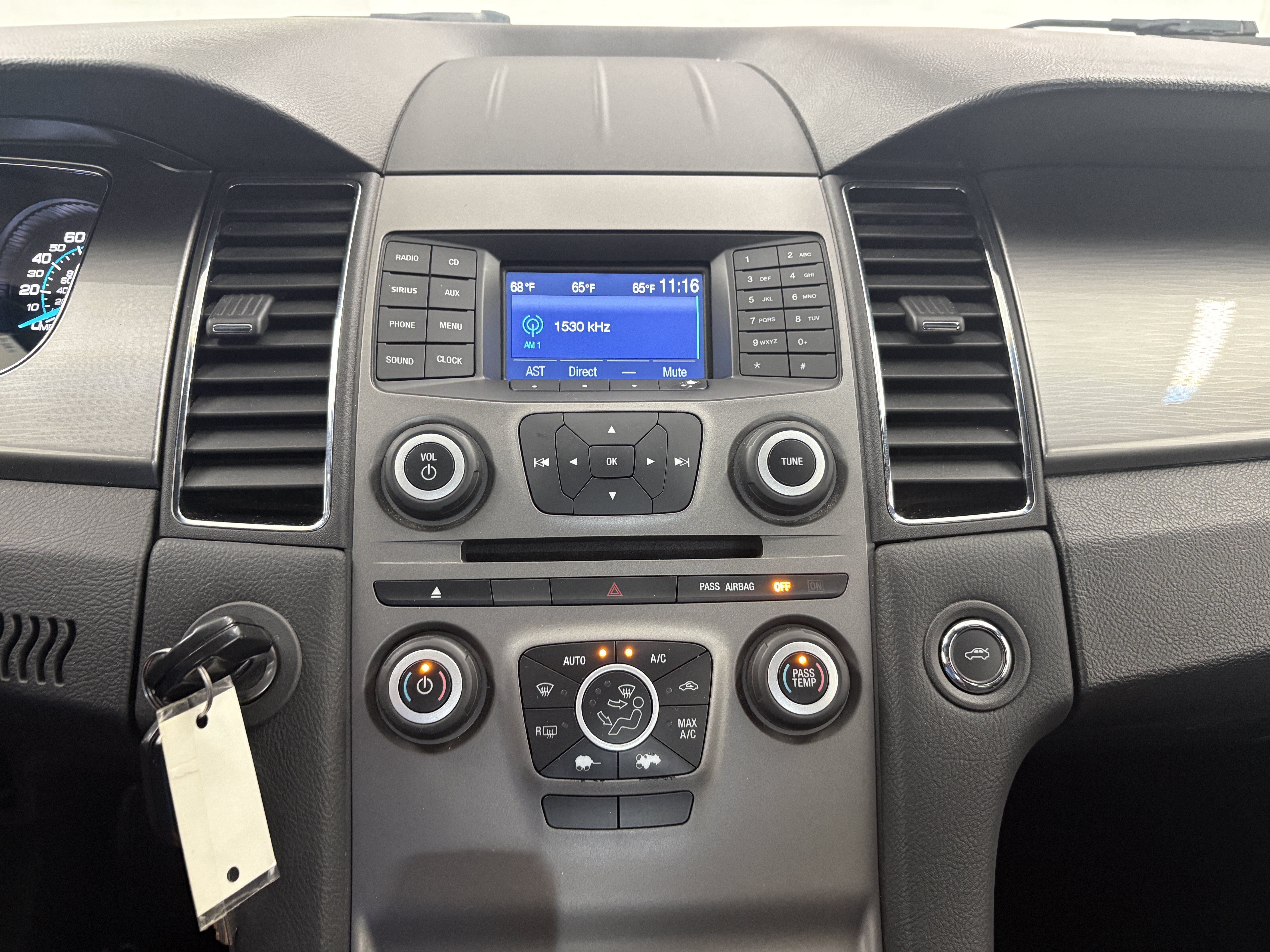 Used 2015 Ford Taurus SEL FWD image 13
