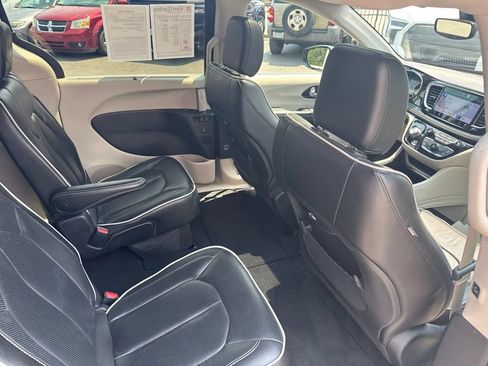 Used 2023 Chrysler Pacifica Limited FWD image 32