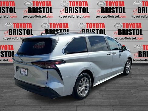 Used 2025 Toyota Sienna XLE image 3
