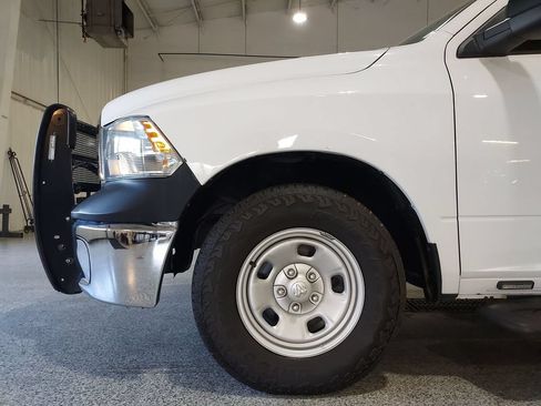 Used 2022 RAM 1500 4x4 Crew Cab Classic w/ Chrome Appearance Group image 16