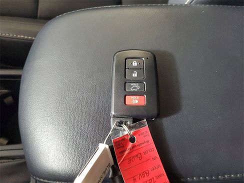 Used 2018 Toyota RAV4 Limited image 28