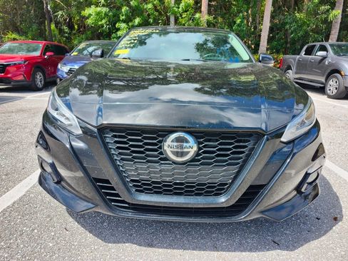 Used 2022 Nissan Altima 2.5 SR w/ Midnight Edition Package image 2