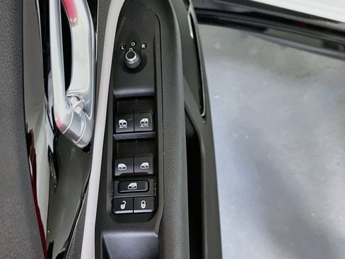 Used 2023 Jeep Compass Limited w/ Elite Group AWD/4WD image 18