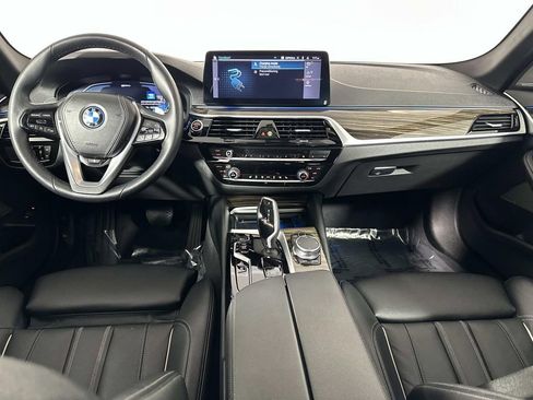 Used 2023 BMW 530e xDrive w/ Premium Package image 10