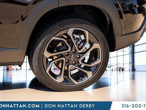 Used 2025 Chevrolet Trax RS FWD image 33