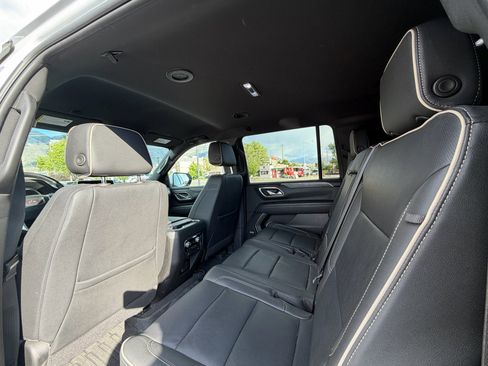 Used 2023 GMC Yukon XL SLT w/ SLT Luxury Package AWD/4WD image 10