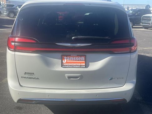 Used 2021 Chrysler Pacifica Touring-L image 3