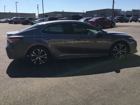 Used 2018 Toyota Camry SE FWD image 7