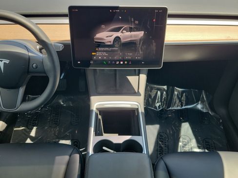 Used 2024 Tesla Model Y Long Range RWD image 7