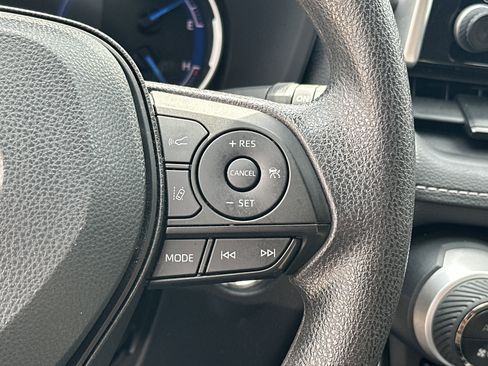 Used 2025 Toyota RAV4 XLE AWD/4WD image 19
