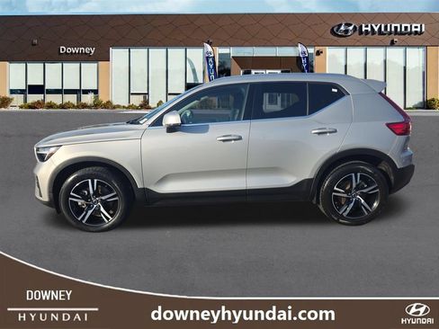 Used 2024 Volvo XC40 B5 Core AWD/4WD image 2